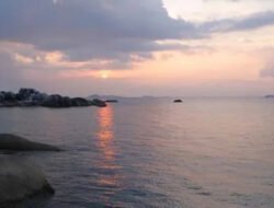 Keindahan Pantai Tanjung Tinggi, Surga Tropis dengan Batu Granit yang Menakjubkan