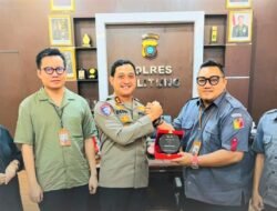 Jalin Silaturahmi, Bawaslu Berikan Plakat Penghargaan kepada Kapolres Belitung