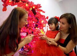 Pemberian Angpao saat Imlek Simbol Kebersamaan dan Harapan Baik