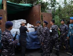 Lanal Babel Serahkan Enam Truk Angkut Pasir Timah kepada PT Tommy Utama