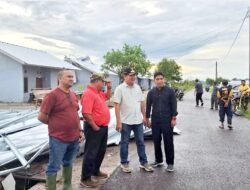 Legislator DPRD Bersama Bupati, Tinjau Rumah Rusak Akibat Hujan dan Angin Kencang di Kecamatan Gantung