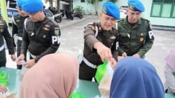 Subdenpom Persiapan Belitung Berbagi Takjil di Jalan Depati Gegedek Tanjungpandan