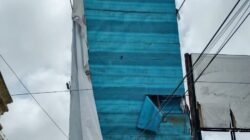 Angin Kencang Goyangkan Konstruksi Reklame di Tanjungpandan, Warga Khawatir Jatuh ke Jalan