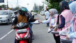 Srikandi PLN Babel Bagikan Takjil dan Kurma, Semarakkan Ramadan di Pangkalpinang