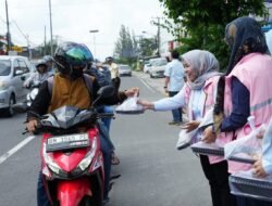 Srikandi PLN Babel Bagikan Takjil dan Kurma, Semarakkan Ramadan di Pangkalpinang