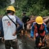 Petugas PLN bersama warga melakukan penanganan pohon tumbang yang menimpa jaringan listrik di wilayah Bangka Belitung sebagai bagian dari proses pemulihan pasokan listrik pascagangguan cuaca ekstrem.