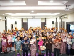 PLN UIW Bangka Belitung bersama Srikandi dan PIKK menyalurkan bantuan sembako, dana, dan bingkisan edukasi dalam aksi sosial “Kartini PLN Menerangi” di Panti Asuhan Muhammadiyah Pangkalpinang sebagai bentuk kepedulian dan semangat Kartini.