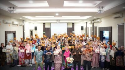 PLN UIW Bangka Belitung bersama Srikandi dan PIKK menyalurkan bantuan sembako, dana, dan bingkisan edukasi dalam aksi sosial “Kartini PLN Menerangi” di Panti Asuhan Muhammadiyah Pangkalpinang sebagai bentuk kepedulian dan semangat Kartini.