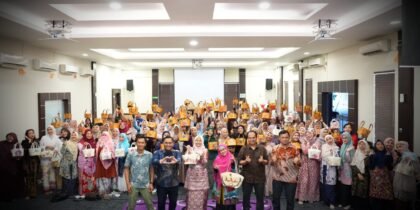 PLN UIW Bangka Belitung bersama Srikandi dan PIKK menyalurkan bantuan sembako, dana, dan bingkisan edukasi dalam aksi sosial “Kartini PLN Menerangi” di Panti Asuhan Muhammadiyah Pangkalpinang sebagai bentuk kepedulian dan semangat Kartini.