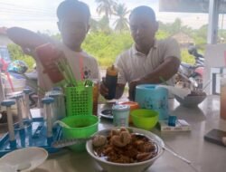 Pengunjung menikmati mie ayam dan bakso di warung sederhana Mie Ayam Mas Bagong di Tanjungpandan, Belitung