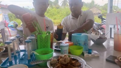Pengunjung menikmati mie ayam dan bakso di warung sederhana Mie Ayam Mas Bagong di Tanjungpandan, Belitung