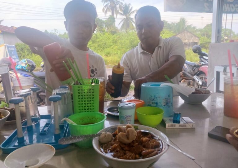 Pengunjung menikmati mie ayam dan bakso di warung sederhana Mie Ayam Mas Bagong di Tanjungpandan, Belitung