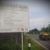 Papan informasi proyek Penggantian Jembatan Air Pilang (MYC) di Jalan Raya Pilang, Kabupaten Belitung, yang menampilkan rincian proyek Kementerian PUPR.