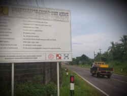 Papan informasi proyek Penggantian Jembatan Air Pilang (MYC) di Jalan Raya Pilang, Kabupaten Belitung, yang menampilkan rincian proyek Kementerian PUPR.