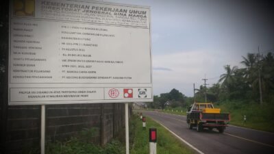 Papan informasi proyek Penggantian Jembatan Air Pilang (MYC) di Jalan Raya Pilang, Kabupaten Belitung, yang menampilkan rincian proyek Kementerian PUPR.