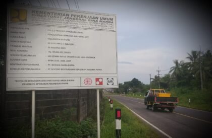 Papan informasi proyek Penggantian Jembatan Air Pilang (MYC) di Jalan Raya Pilang, Kabupaten Belitung, yang menampilkan rincian proyek Kementerian PUPR.