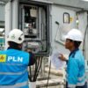 Petugas PLN memeriksa circuit breaker dan perangkat Gardu Induk 150 kV Margakarya di Karawang International Industrial City sebelum uji coba pengoperasian.