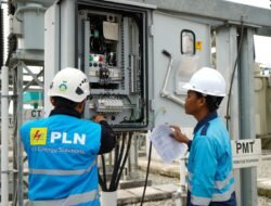 Petugas PLN memeriksa circuit breaker dan perangkat Gardu Induk 150 kV Margakarya di Karawang International Industrial City sebelum uji coba pengoperasian.