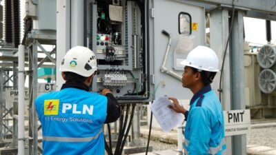 Petugas PLN memeriksa circuit breaker dan perangkat Gardu Induk 150 kV Margakarya di Karawang International Industrial City sebelum uji coba pengoperasian.