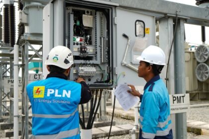 Petugas PLN memeriksa circuit breaker dan perangkat Gardu Induk 150 kV Margakarya di Karawang International Industrial City sebelum uji coba pengoperasian.