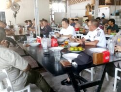 Bupati Belitung berdiskusi santai dengan wartawan lintas generasi dalam acara silaturahmi di Rumah Makan Mak Weng, Tanjungpandan.
