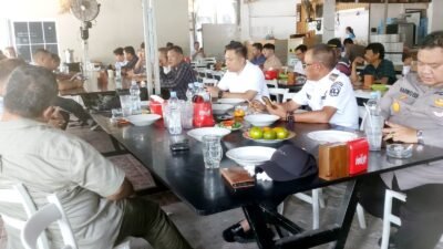Bupati Belitung berdiskusi santai dengan wartawan lintas generasi dalam acara silaturahmi di Rumah Makan Mak Weng, Tanjungpandan.