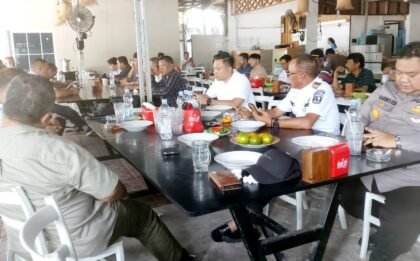 Bupati Belitung berdiskusi santai dengan wartawan lintas generasi dalam acara silaturahmi di Rumah Makan Mak Weng, Tanjungpandan.