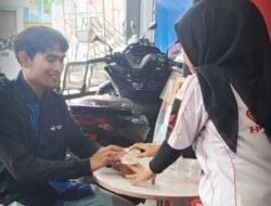 Area showroom Honda ASP Belitung dengan suasana nyaman dan layanan minuman gratis bagi pelanggan.