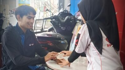 Area showroom Honda ASP Belitung dengan suasana nyaman dan layanan minuman gratis bagi pelanggan.