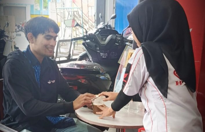 Area showroom Honda ASP Belitung dengan suasana nyaman dan layanan minuman gratis bagi pelanggan.