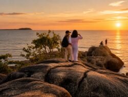 Pantai Batu Bedil Belitung dengan batu granit raksasa