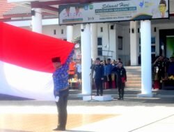 Bupati Belitung Timur Kamarudin Muten memimpin upacara Hardiknas 2026 di halaman Kantor Bupati Beltim bersama ASN, guru, dan siswa.