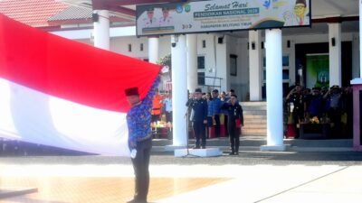 Bupati Belitung Timur Kamarudin Muten memimpin upacara Hardiknas 2026 di halaman Kantor Bupati Beltim bersama ASN, guru, dan siswa.