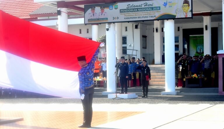 Bupati Belitung Timur Kamarudin Muten memimpin upacara Hardiknas 2026 di halaman Kantor Bupati Beltim bersama ASN, guru, dan siswa.