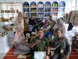 Peserta pelatihan UMK Bangka Belitung mengikuti sesi belajar Meta Ads yang diselenggarakan PLN Peduli di Hub UMK, dengan narasumber menjelaskan strategi pemasaran digital di depan layar presentasi.