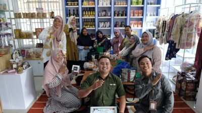 Peserta pelatihan UMK Bangka Belitung mengikuti sesi belajar Meta Ads yang diselenggarakan PLN Peduli di Hub UMK, dengan narasumber menjelaskan strategi pemasaran digital di depan layar presentasi.