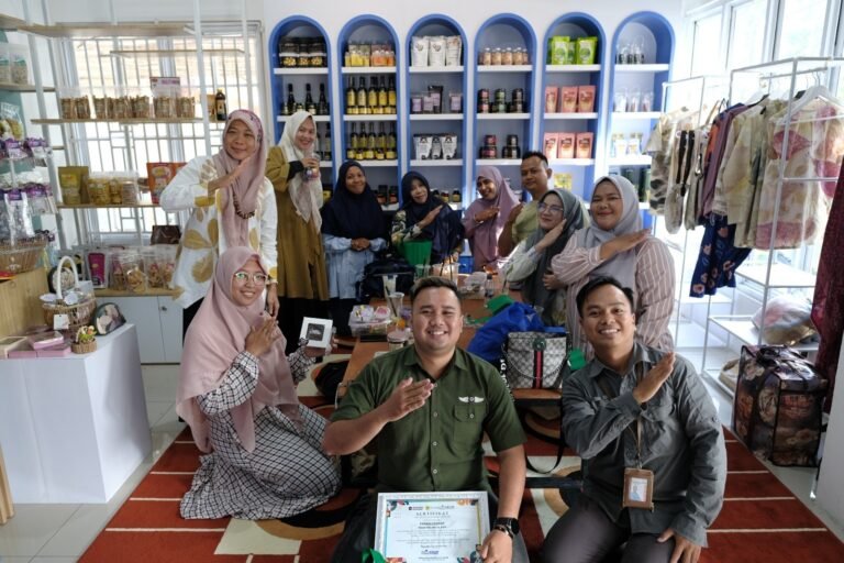 Peserta pelatihan UMK Bangka Belitung mengikuti sesi belajar Meta Ads yang diselenggarakan PLN Peduli di Hub UMK, dengan narasumber menjelaskan strategi pemasaran digital di depan layar presentasi.
