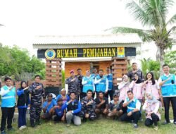 Instalasi rumpon hybrid dan keramba jaring apung untuk budidaya laut di perairan Belinyu, Bangka Belitung.