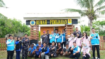Instalasi rumpon hybrid dan keramba jaring apung untuk budidaya laut di perairan Belinyu, Bangka Belitung.