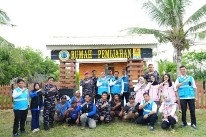 Instalasi rumpon hybrid dan keramba jaring apung untuk budidaya laut di perairan Belinyu, Bangka Belitung.