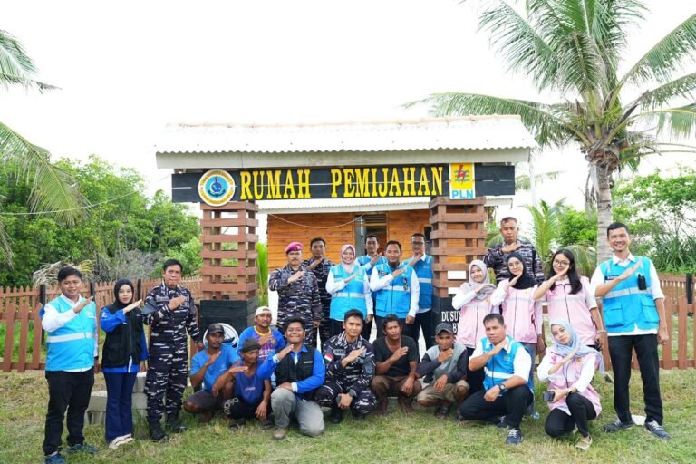 Instalasi rumpon hybrid dan keramba jaring apung untuk budidaya laut di perairan Belinyu, Bangka Belitung.