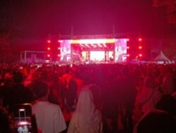Keramaian Honda AT Family Day di Pantai Tanjungpendam, Belitung, dengan panggung hiburan dan pengunjung memadati area acara