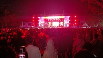 Keramaian Honda AT Family Day di Pantai Tanjungpendam, Belitung, dengan panggung hiburan dan pengunjung memadati area acara
