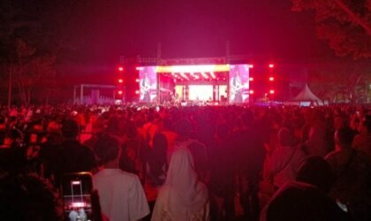Keramaian Honda AT Family Day di Pantai Tanjungpendam, Belitung, dengan panggung hiburan dan pengunjung memadati area acara