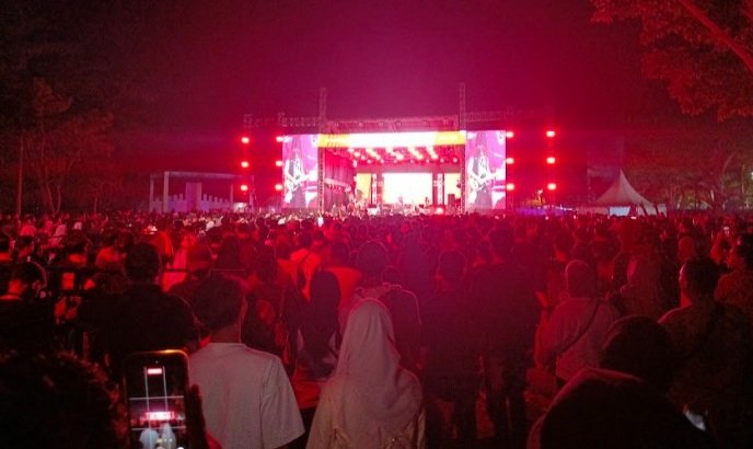 Keramaian Honda AT Family Day di Pantai Tanjungpendam, Belitung, dengan panggung hiburan dan pengunjung memadati area acara