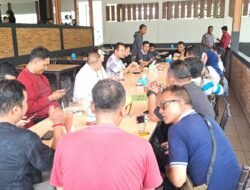 Anggota DPR RI Rudianto Tjen berbicara kepada awak media di Kongdjie Coffee, Belitung, membahas pariwisata dan jadwal penerbangan Singapura–Belitung.