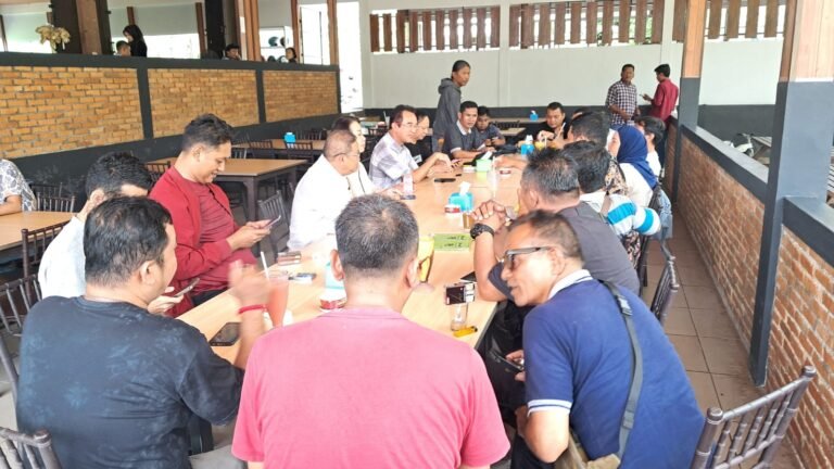 Anggota DPR RI Rudianto Tjen berbicara kepada awak media di Kongdjie Coffee, Belitung, membahas pariwisata dan jadwal penerbangan Singapura–Belitung.