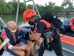 Tim SAR mengevakuasi seorang WNA dari kapal pesiar MV Silver Cloud menggunakan RIB di perairan Selat Karimata.