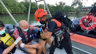 Tim SAR mengevakuasi seorang WNA dari kapal pesiar MV Silver Cloud menggunakan RIB di perairan Selat Karimata.