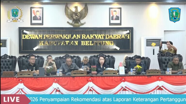 Rapat paripurna DPRD Kabupaten Belitung yang dihadiri Bupati dan Wakil Bupati Belitung, unsur Forkopimda, serta jajaran pemerintah daerah saat penyampaian rekomendasi atas LKPJ Bupati Tahun Anggaran 2025 di ruang sidang DPRD.